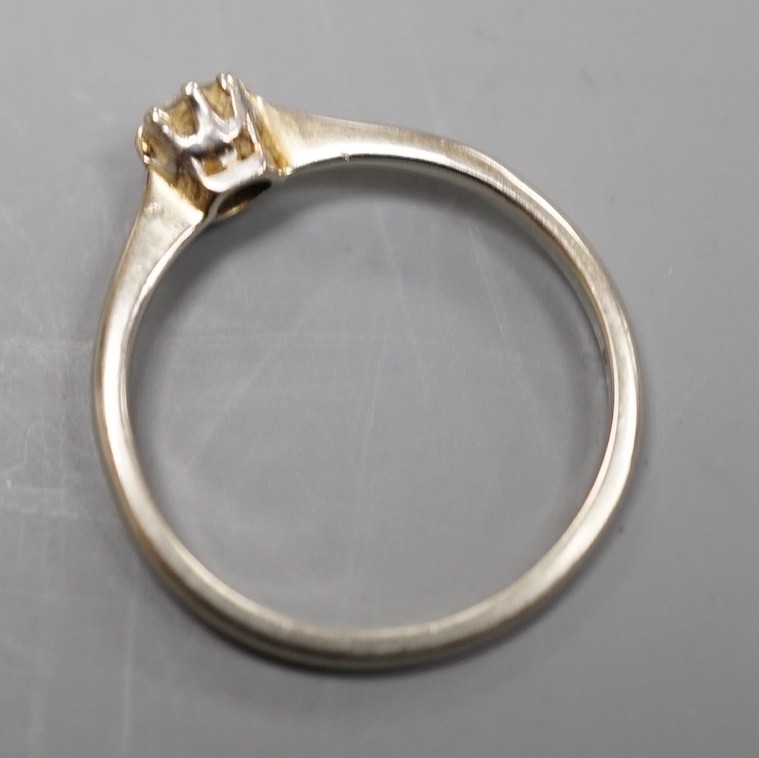 An 18ct and plat, solitaire diamond ring, size M, gross weight 1.7 grams.